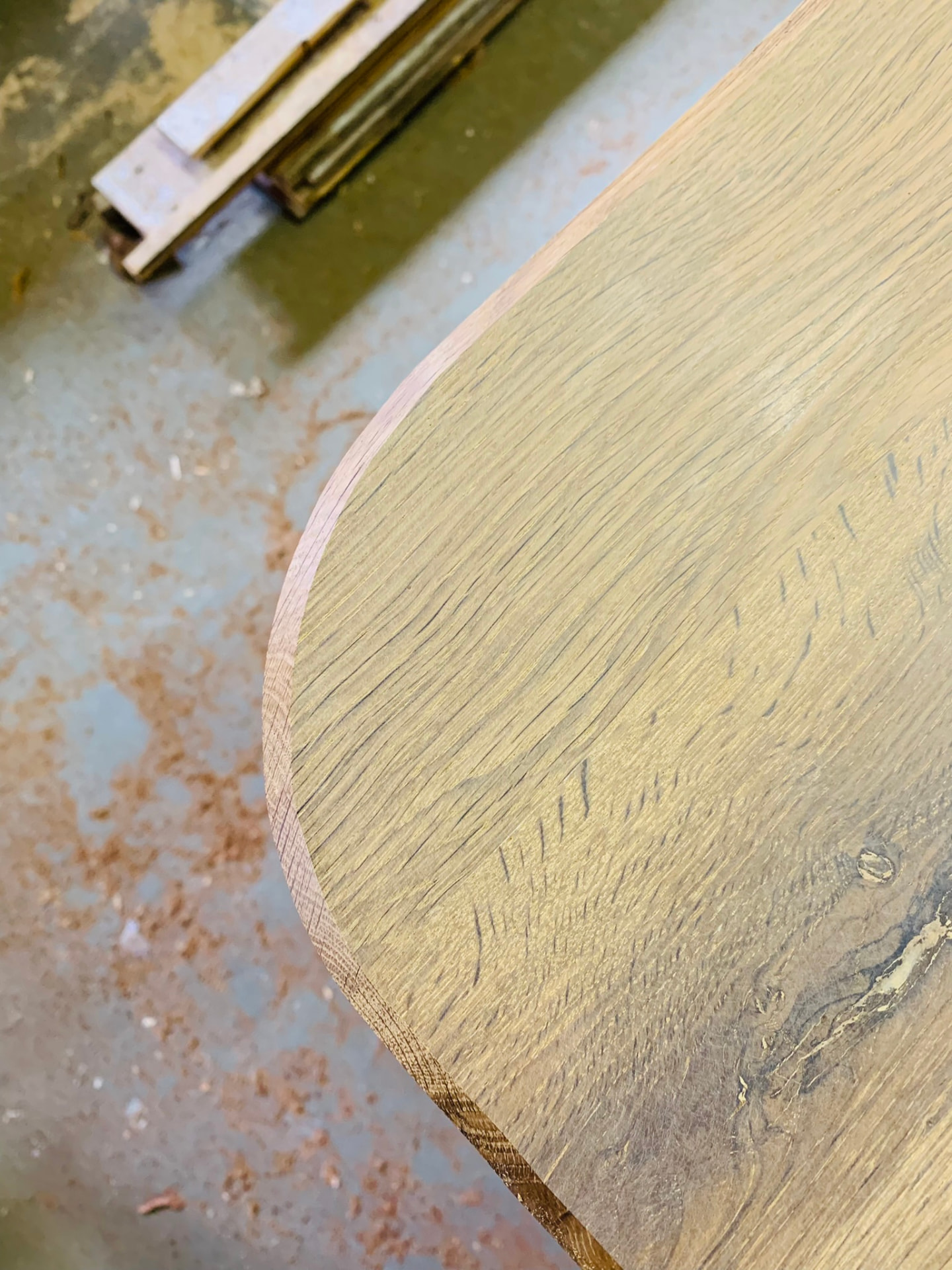 Detail van de afgeronde hoek met de verjongde onderkant