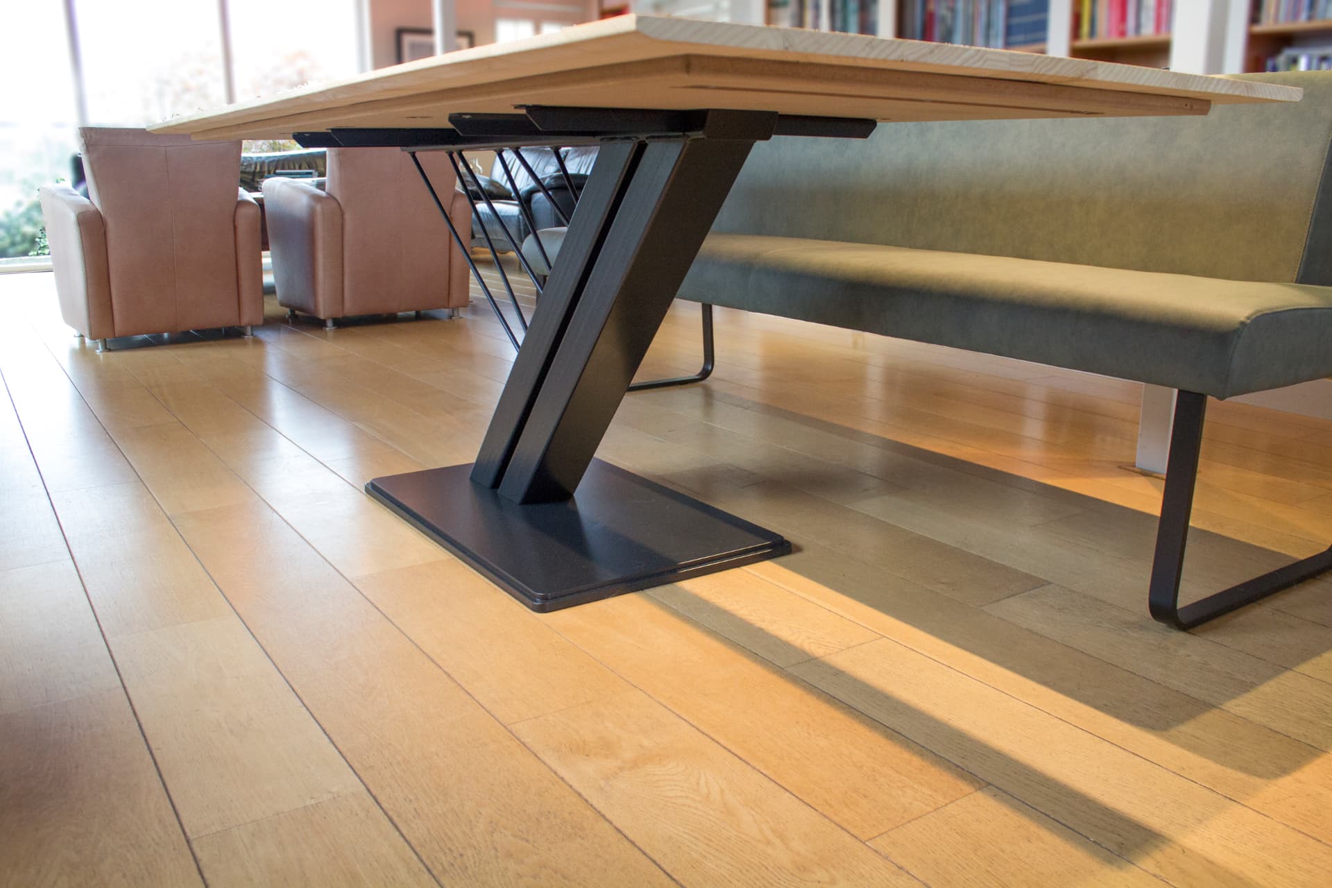 Dunne rand van het blad op de stalen poot