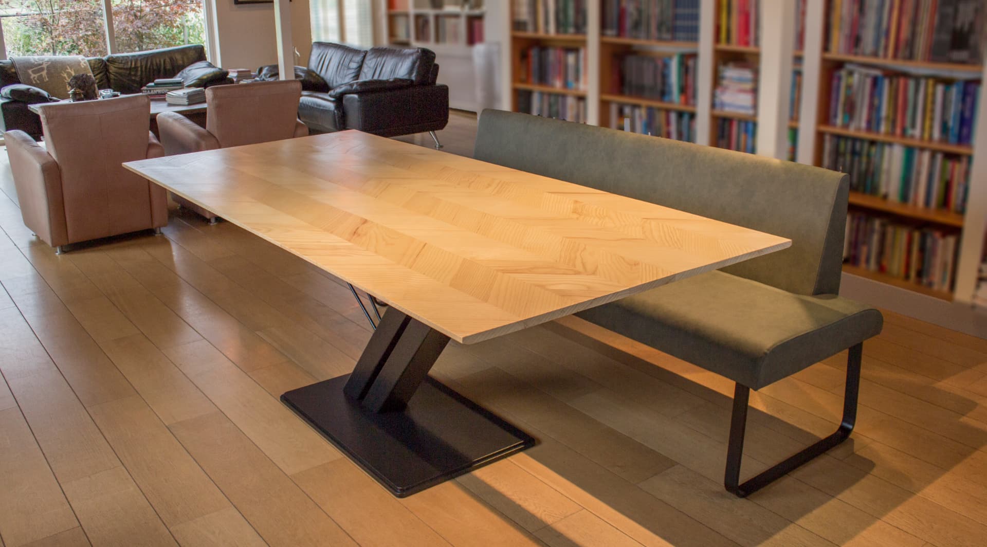 Eettafel met visgraatblad in de kantoorruimte