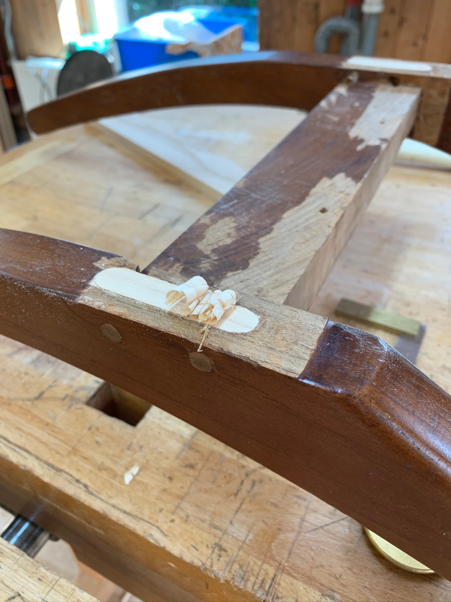 Het oude gat is opgevuld met een passtuk van nieuw hout en vlak geschaafd