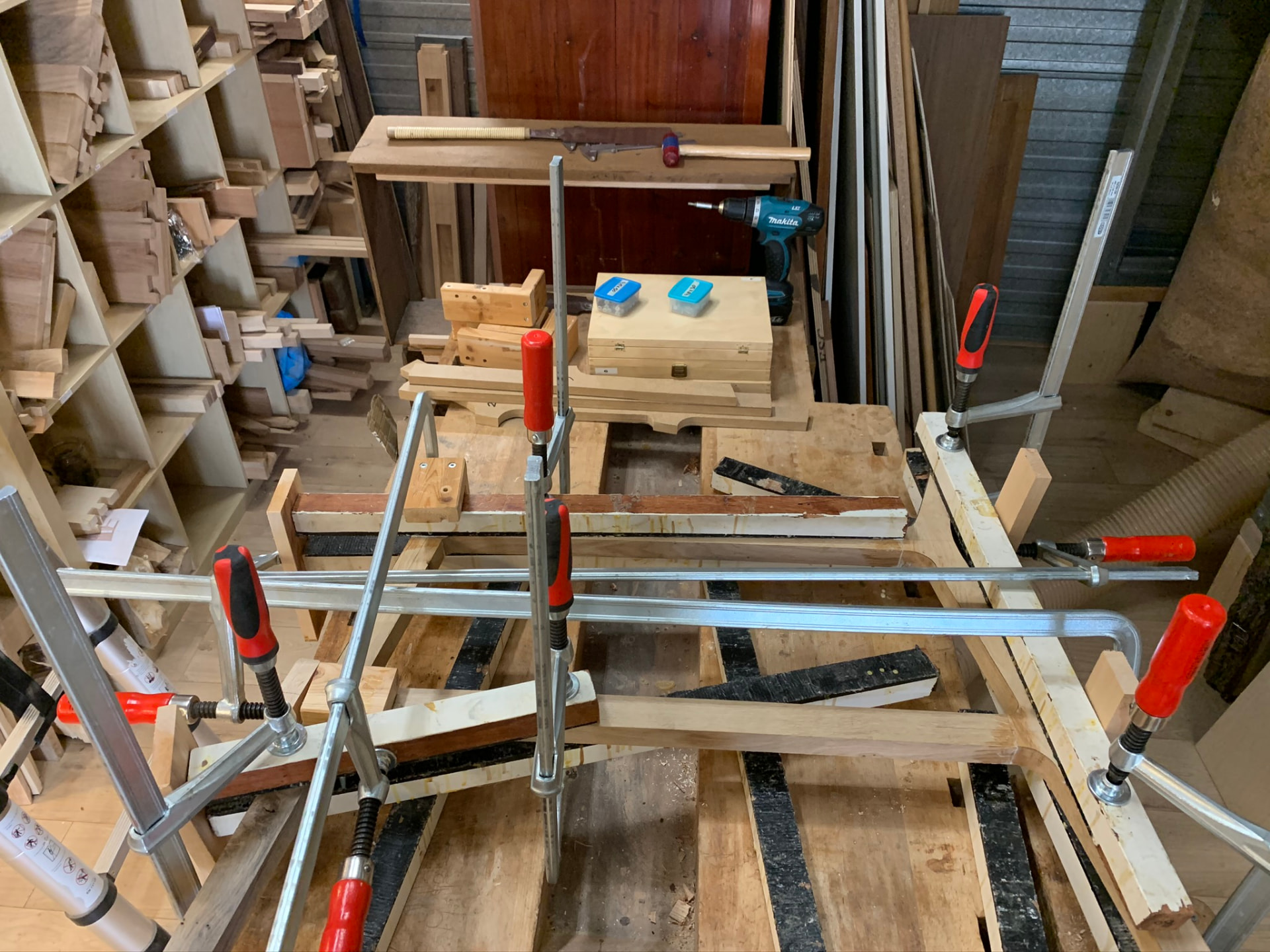 Het eiken frame wordt verlijmd en met lijmklemmen op de werkbank geklemd