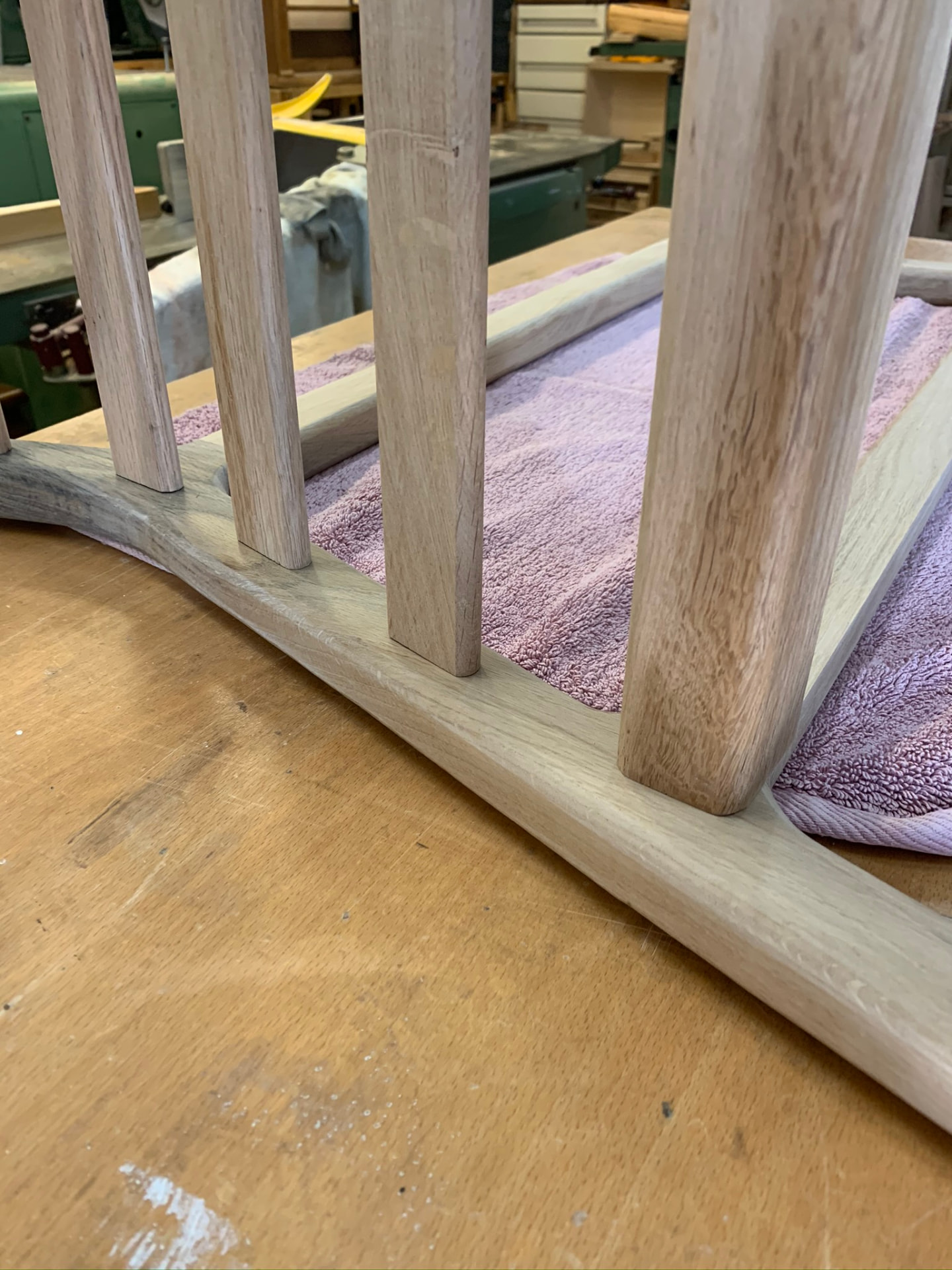 Detail van de afgeronde ruglatten en hun aansluiting op het eiken frame
