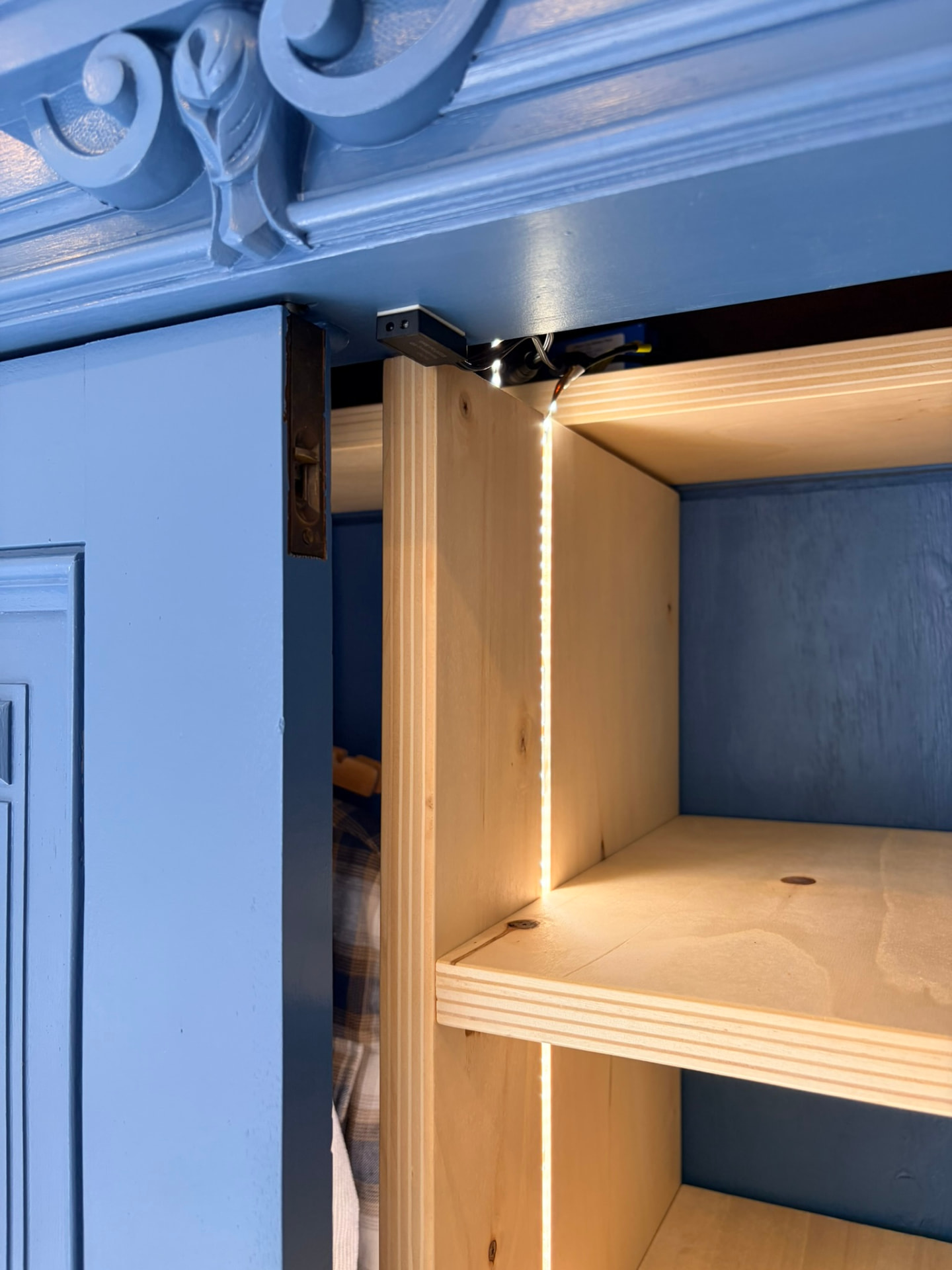 Het uitneembare binnenwerk van berkenmultiplex met ledstrip, naast het originele slot