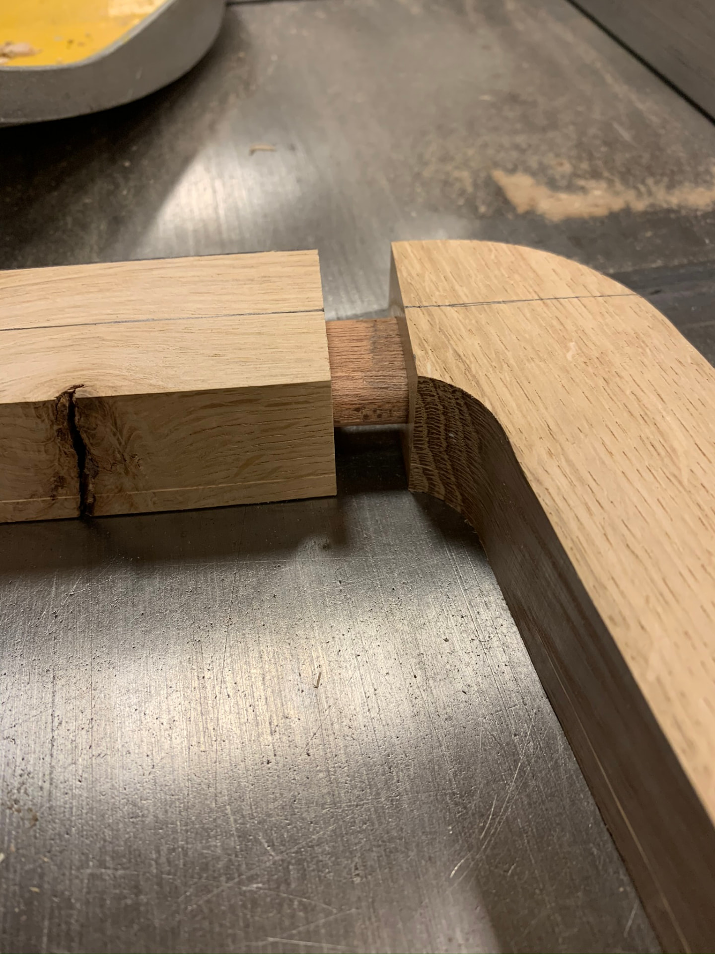 Een houten verbinding tussen twee eiken framedelen, vóór het samenvoegen