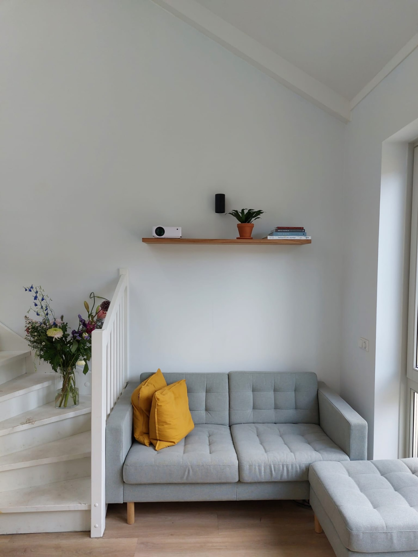 Iepen wandplank in de woonkamer, met beamer en boeken