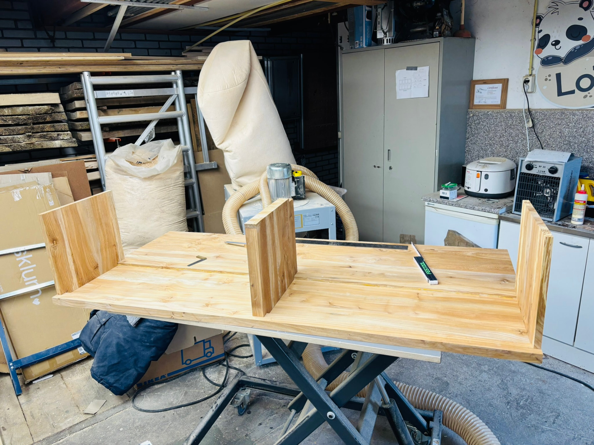 De kast in opbouw in de werkplaats