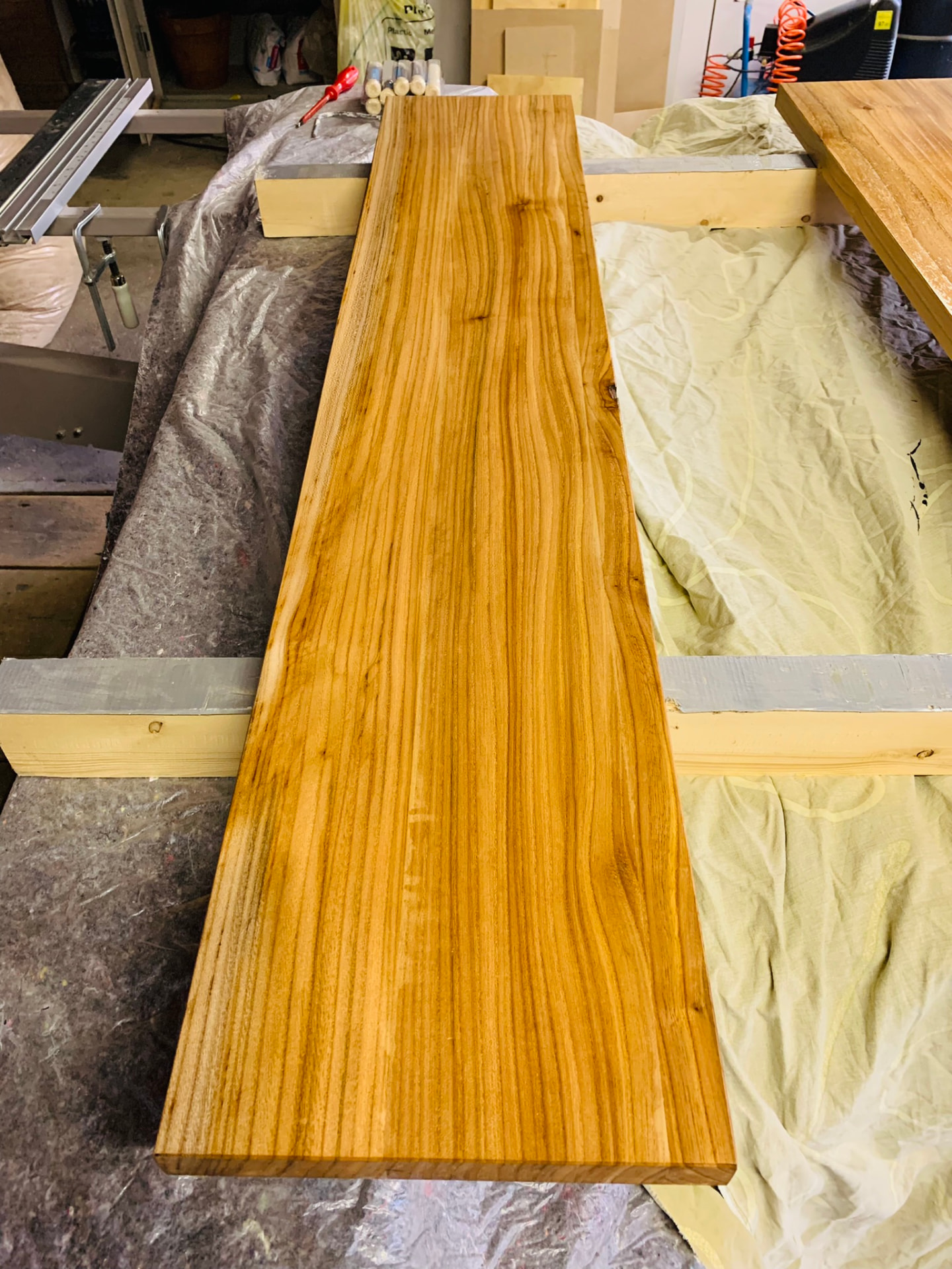 De warme kleur van het iepenhout, in de werkplaats