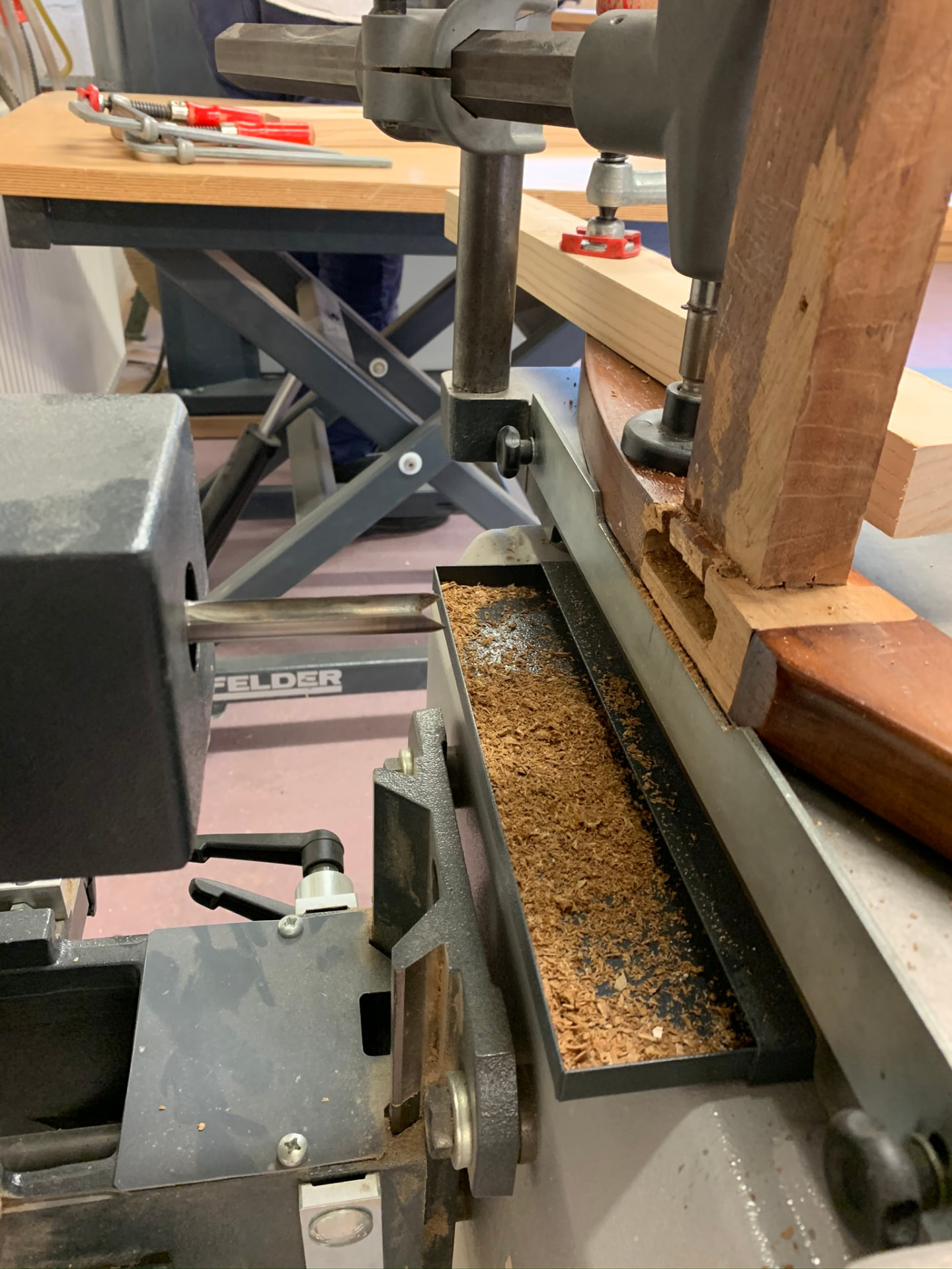 Een nieuwe sleuf wordt machinaal uitgefreesd, met verse spanen in de opvangbak