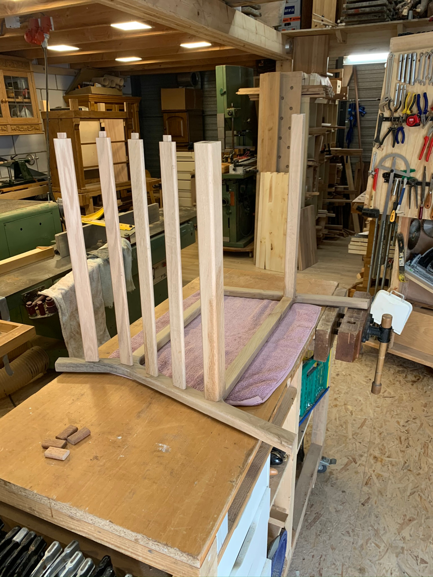 Het frame met ruglatten tijdens de montage in de werkplaats